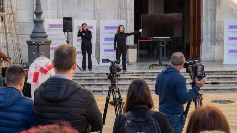 La performance ‘Les paraules fan mal’, de la asociación Dona Cançó, celebrada este viernes ante el Ayuntamiento de Tarragona. Foto: Ayuntamiento de Tarragona