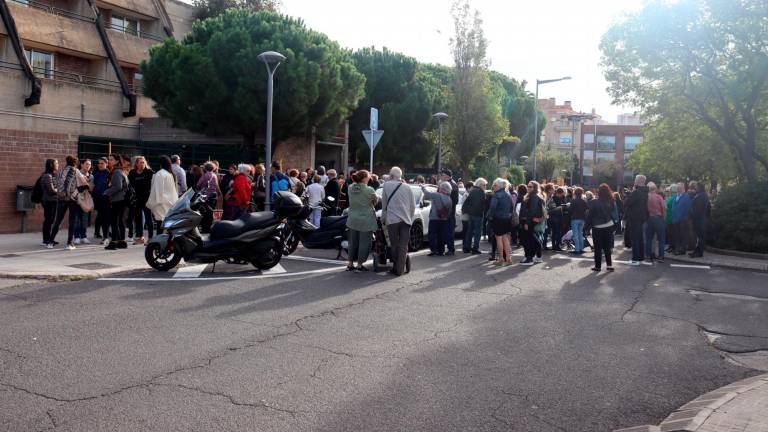 Un centenar de persones concentrades davant la Residència de Gent Gran de Reus. Foto: ACN