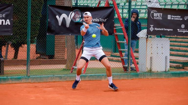 Marko Topo, conectando uno de sus drives en el Tennis Tarragona. Foto: Marc Bosch