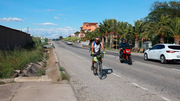 El nuevo vial irá en paralelo a la antigua N-340 por el lado de mar hasta la avenida Baix Camp. Foto: Alba MAriné