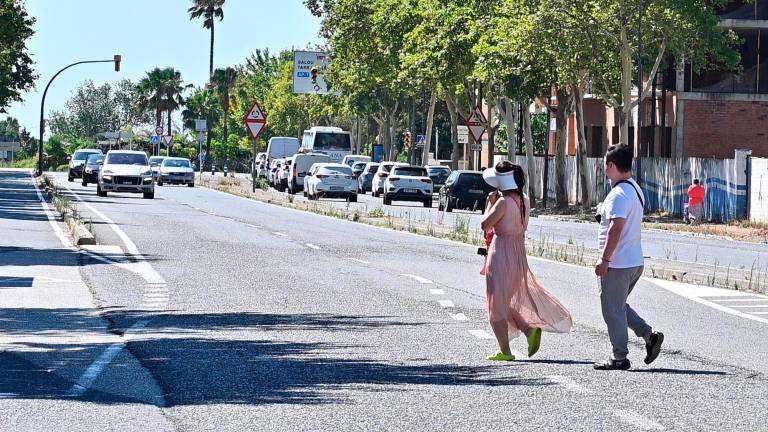 Dos personas cruzando la avenida de Salou por un punto no autorizado, en la zona del hotel Quality. FOTO: Alfredo González
