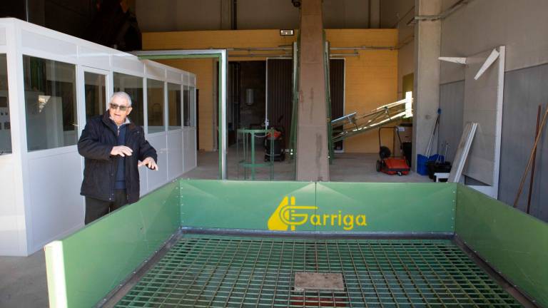 El presidente de la Cooperativa de Vila-seca, Francesc Gené, muestra la maquinaria que han adquirido para la nueva sede. Foto: Alba Mariné