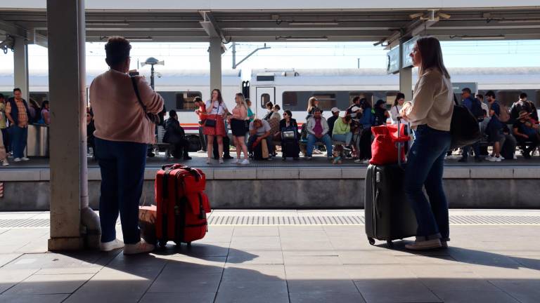 Los usuarios esperando en el andén de la estación de Tarragona. Foto: ACN