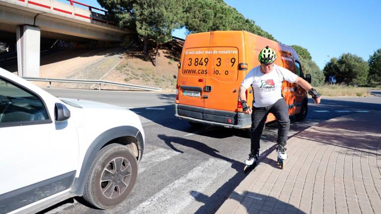 Josep Maria Alcover, de Reus Patina, intentando cruzar la rotonda de la T-11 para llegar al nuevo carril bici de Blancafort. FOTO: Alba Mariné