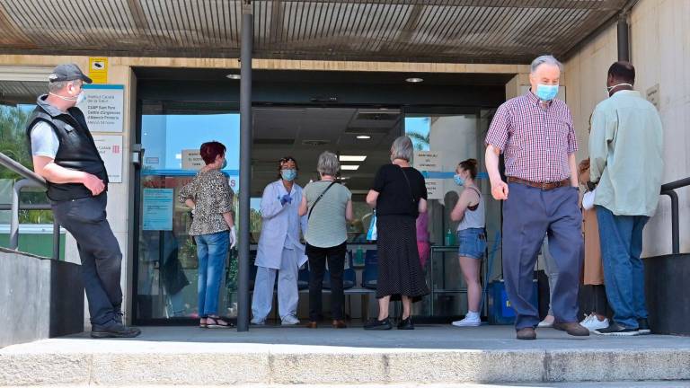 Usuarios esperando a poder entrar en el CAP Sant Pere de Reus. Foto: Alfredo González