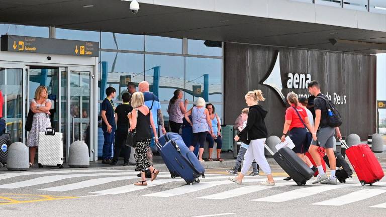 Turistas en el aeropuerto de Reus. Foto: Alfredo Gonzalez/DT