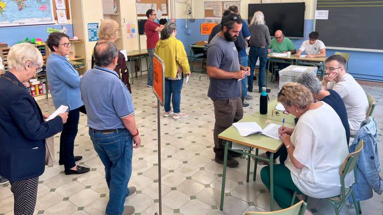 Electores votando el pasado domingo 28 de mayo en el colegio electoral situado en la Escola Prat de la Riba. Foto: Alfredo González