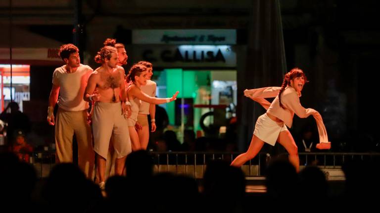 El espectáculo ‘DESproVISTO’, de la compañía UpArte, tuvo lugar en la plaça del Mercadal. Foto: Marc Bosch