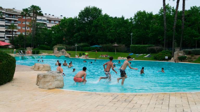 Las piscinas municipales son la alternativa más refrescante y cercana para los reusenses. FOTO: Fabián Acidres
