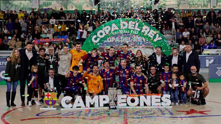 El Barça, celebrando el título de Copa en el Pavelló Joan Otroll de Calafell. Foto: RFEP