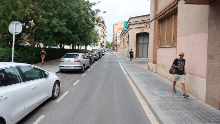 Las plazas de aparcamiento restan visibilidad a los negocios de la vía. Foto: Alba Mariné