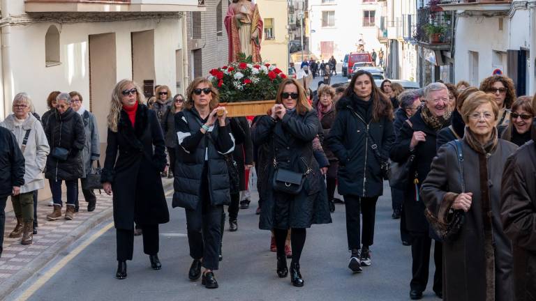 Les dones van portar la imatge de la santa pels carrers de la població. foto: Joan Revillas