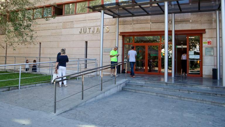 La entrada de los juzgados de la ciudad de Reus este pasado mes de junio. Foto: Alba Mariné