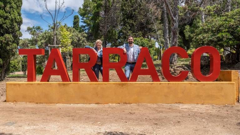 Montse Adan i Nacho García, darrera a les lletres de Tarraco. Foto: Joan C. Borrachero