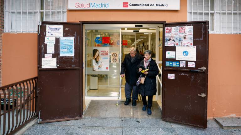 Dos personas salían ayer del Centro de Atención Primaria de Abrantes Madrid. Foto: EFE