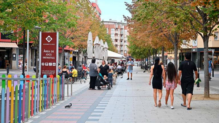 El centro de la avenida -peatonal- cuenta con terrazas y juegos infantiles. Foto: Alfredo González