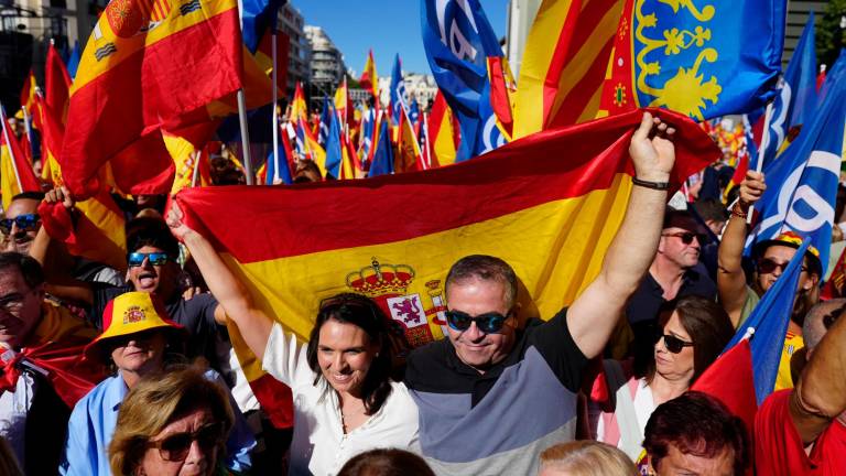 Asistentes al acto del PP celebrado en la plaza de Felipe II en defensa de la igualdad de todos los españoles, este domingo en Madrid. Foto: EFE