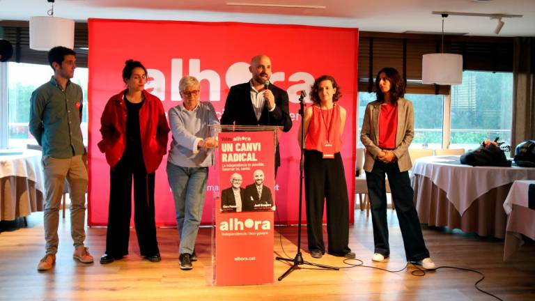 Jordi Graupera junto a Clara Pontsatí y otros miembros de Alhora. Foto: Natalia Segura/ACN