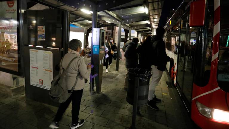 Los usuarios piden más frencuencias del transporte público en horario nocturno. foto: PERE FERRÉ