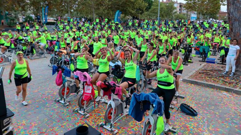 El 16 de septiembre 500 ciclistas y una veintena de instruc-tores llenaron de ritmo y solidaridad el Parc del Pinaret de Cambrils.