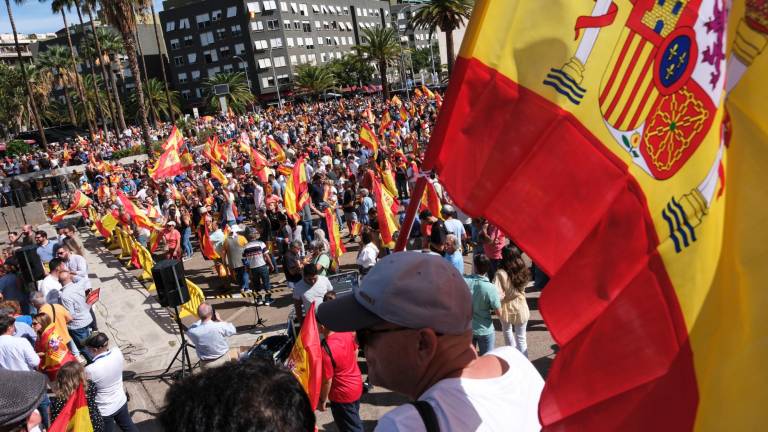 $!Cientos de personas participan este domingo en una manifestación contra la ley de amnistía y el pacto entre el PSOE y Junts en Santa Cruz de Tenerife. Foto: EFE