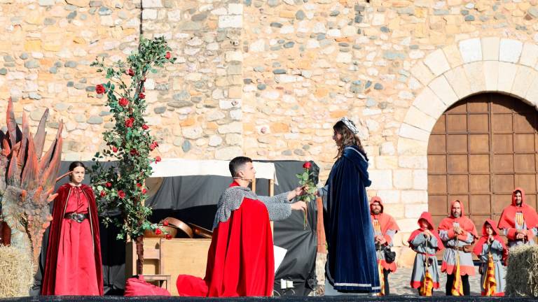 El cavaller Sant Jordi regalant una rosa a la princesa durant l’espectacle davant del Foradot, a Montblanc. Foto: Alba Mariné
