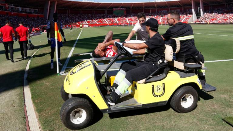 Luis Suárez abandona el estadio en camilla con claros gestos de dolor. Foto: EFE