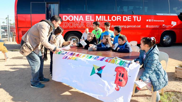 Los alumnos recibían a los donantes y les explicaban todo lo que tenían que hacer. foto: Alba Mariné
