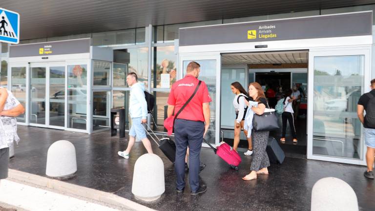 Pasajeros dejando atrás la terminal, en la zona de llegadas del Aeropuerto de Reus, hace pocas semanas. Foto: Alba Mariné