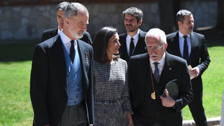 Los reyes de España, Felipe VI y Letizia, conversan con el escritor español Luis Mateo Díez (d), tras la ceremonia de entrega del galardón este martes en el Paraninfo de la Universidad de Alcalá de Henares. Foto: EFE