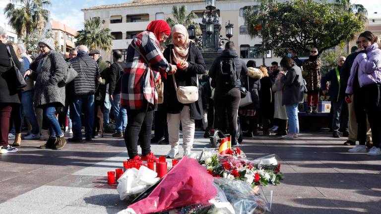 Velas y flores en memoria del sacristán fallecido en un ataque yihadista en enero en Algeciras. foto: efe