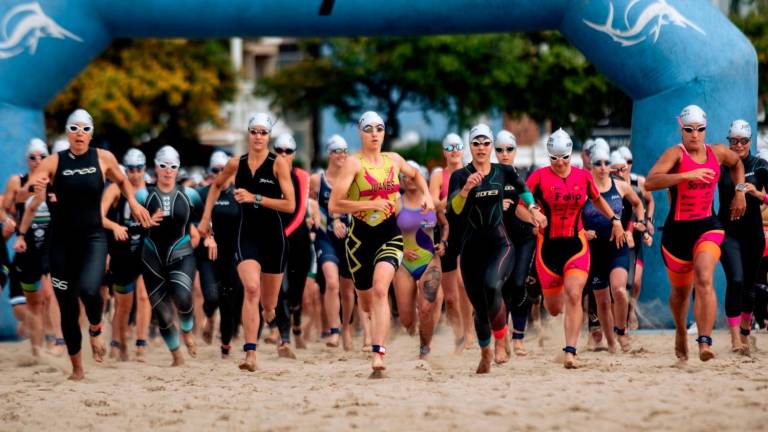 Las participantes femeninas, dirigiéndose hacia el mar para disputar la natación en la playa del Regueral de Cambrils. Foto: Cedida