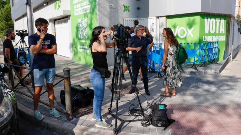 Periodistas de diversos medios de comunicación en la sede madrileña de Vox este domingo. Foto: EFE