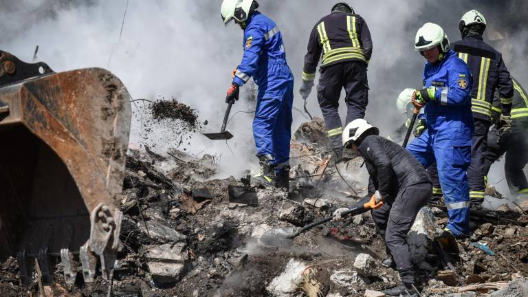 Uman (Ucrania), en una imagen de archivo en la que operarios trabajan en unos escombros tras un ataque. Foto: EFE