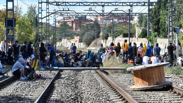 Cortes de ferrocarril en Reus durante las protestas por la sentencia. Foto: Alfredo González/DT