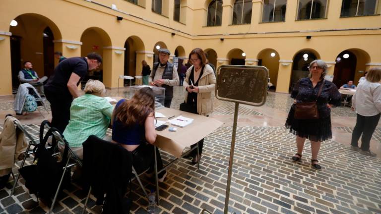 Mesa electoral, este domingo, en la Diputació. foto: marc bosch