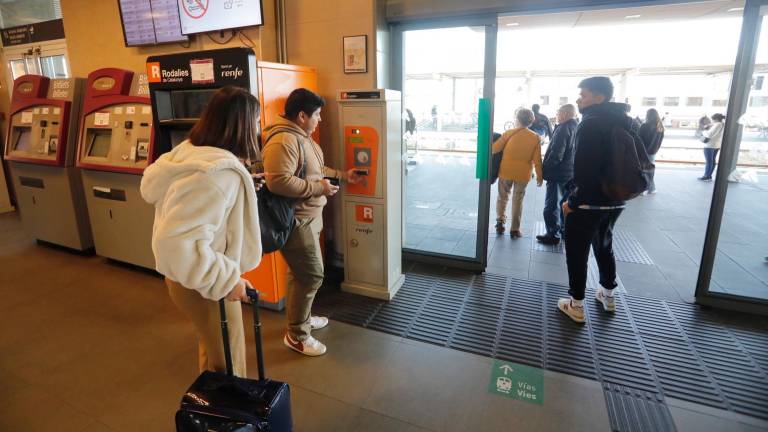 Los usuarios desde la estación de Tarragona se verán obligados a coger un servicio de autobús alternativo para ir a Barcelona. foto: Pere Ferré