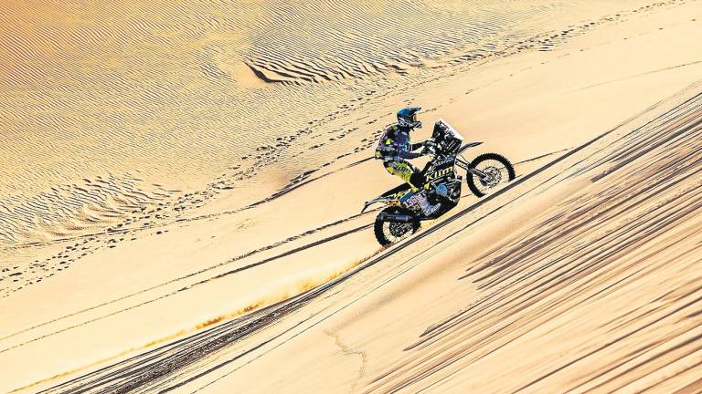Albert Martín atravesando una duna en el desierto.foto: cedida