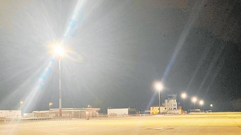 $!El Aeropuerto ha ampliado la zona iluminada de la plataforma, también con tecnología LED. Foto: Cedida