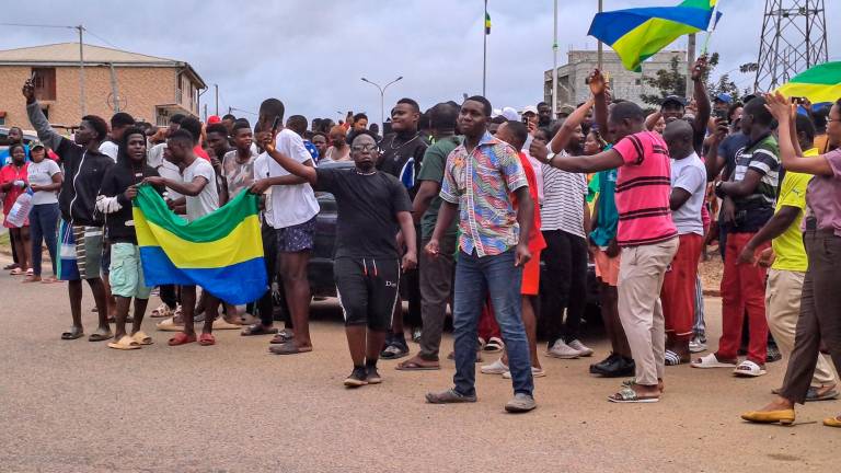 La gente ha salido a las calles en Gabón. Foto: EFE