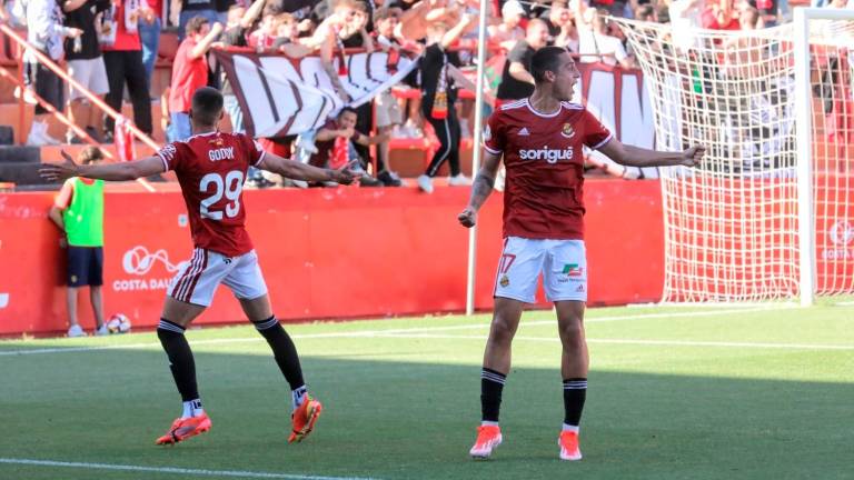Alan Godoy y Pablo Fernández celebran el gol del delantero canario frente a la SD Logroñés. foto: àngel ullate