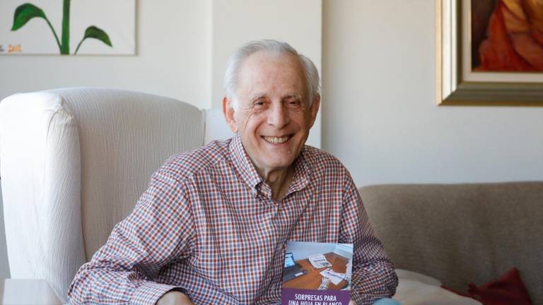 Antoni Coll sostiene un ejemplar de su flamante nuevo libro, ‘Sorpresas para una hoja en blanco’. FOTO: pere ferré