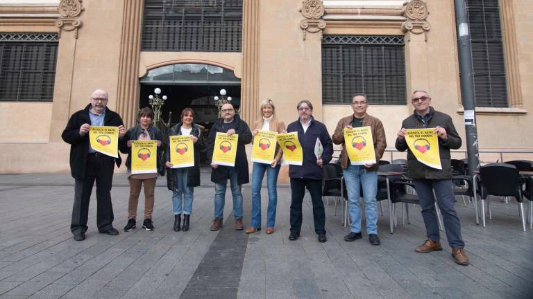 Forenci Nieto y Montse Adan junto a los representantes de las asociaciones comerciales de Tarragona. Foto: Ángel Ullate.