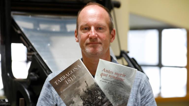 Adam Gerard Quigley con sus dos libros: ‘Antes morir que rendirse’ y ‘Tarragona 1813. El arduo camino hacia la liberación’. FOTO: PERE FERRÉ