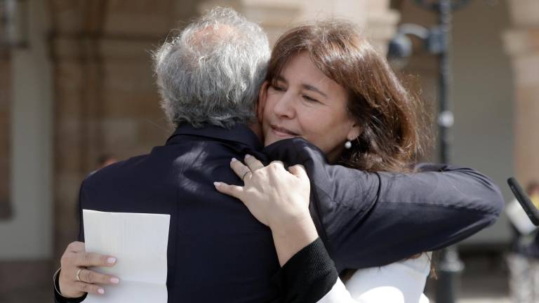 Laura Borràs, abrazándose al expresidente de la Generalitat, Quim Torra. Foto: EFE