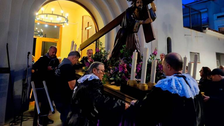 Cambrils se prepara para la procesión del Viernes Santo con el traslado de la imagen de Jesús de Nazaret. FOTO: Cambrils Cultura