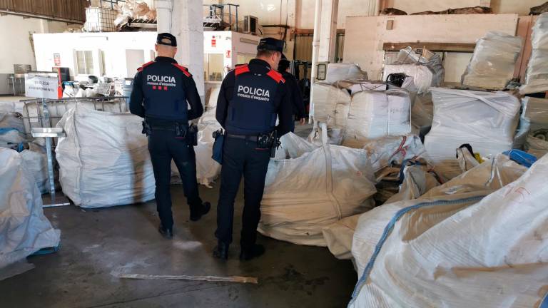 Los agentes durante la inspección a una empresa del polígono Riuclar de Tarragona. Foto: Àngel Juanpere