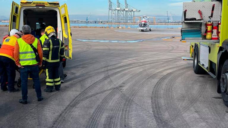 Una ambulancia recogiendo el paciente después de aterrizar el helicóptero de Salvamento Marítimo en el puerto. Foto: DT