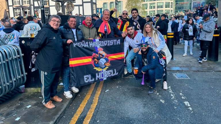 La Peña Madridista del Morell ya está en Manchester preparada para el partido. Foto: Cedida