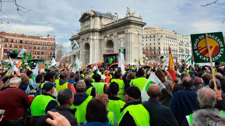 Centenares de payeses y payesas de todos los puntos del Estado se manifiestan en la Puerta de Alcalá de Madrid. Foto: Unió de Pagesos